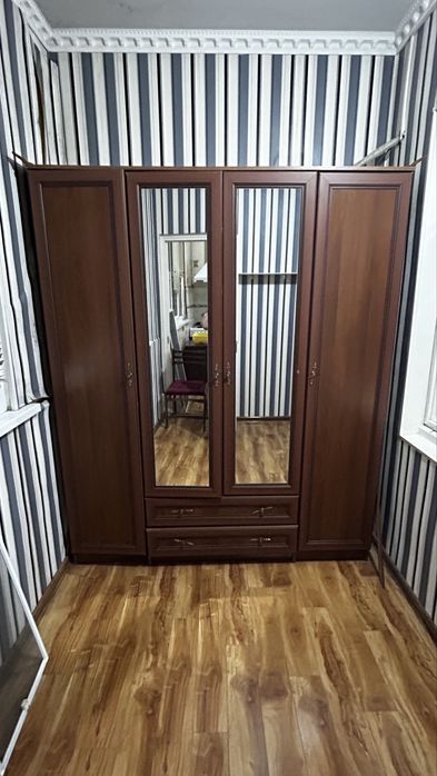 Шкаф продается в хорошем состоянии, недорого, большой, вместительный.