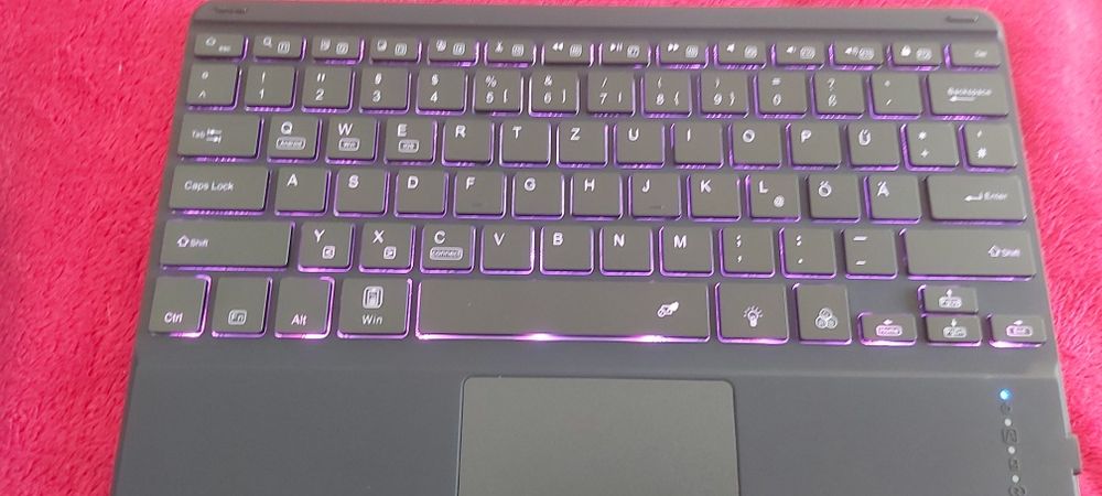 Tastatură cu Bluetooth , cu taste luminate RGB .