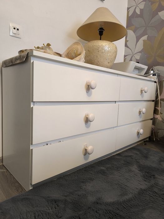 Vând o comodă cu șase (6) sertare, albă, MALM, de la Ikea
Comodă 6 ser