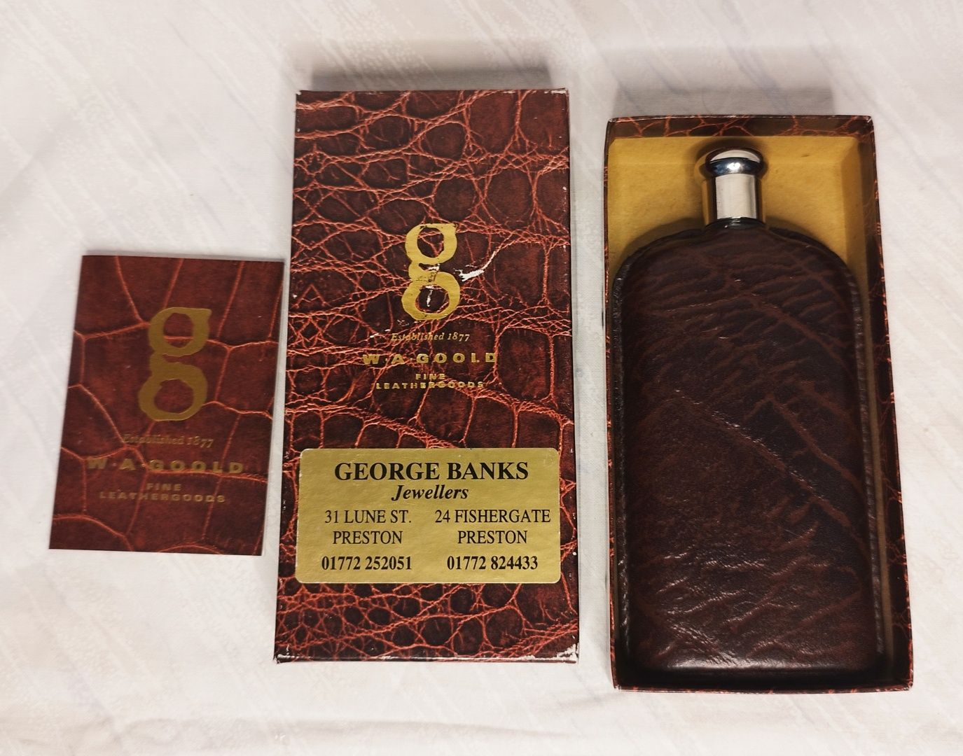 Butelca vintage George Banks acoperita cu piele de W. A. ​​Goold.