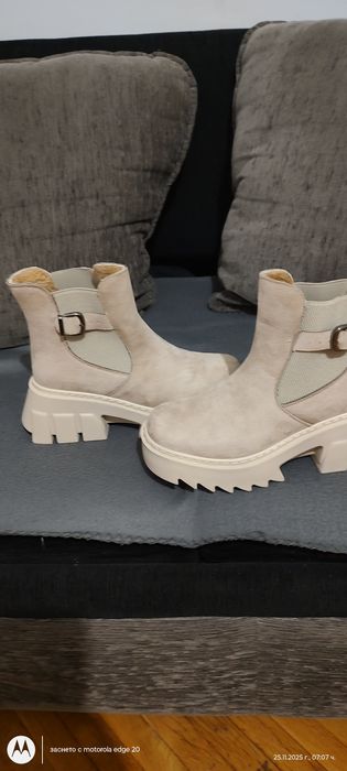 Дамски велурени боти