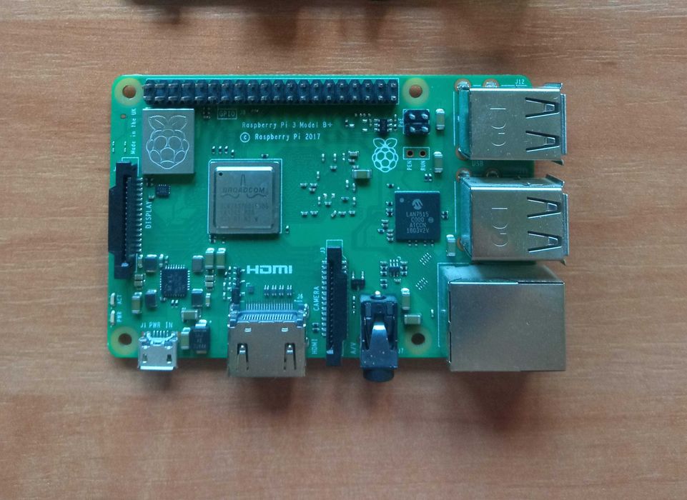 Raspberry Pi 3 Model B+ cu Sursă Alimentare Oficială
