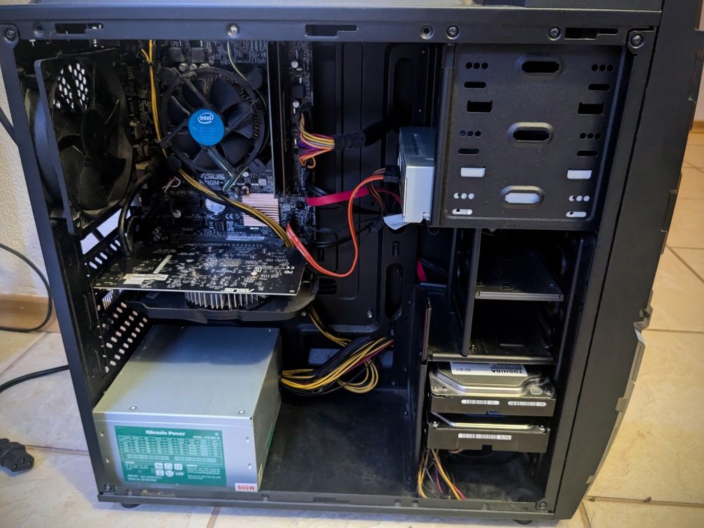 Геймърски компютър Asus Azza, Монитор Dell