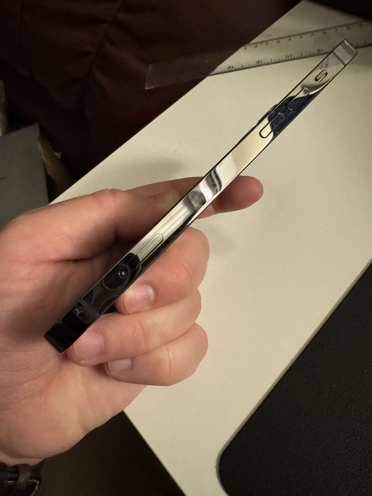 iPhone 12 Pro в много добро състояние с калъф