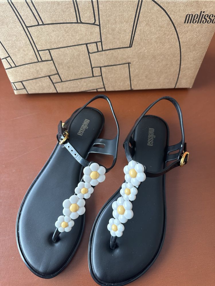 Нови, оригинални сандали Melissa N38