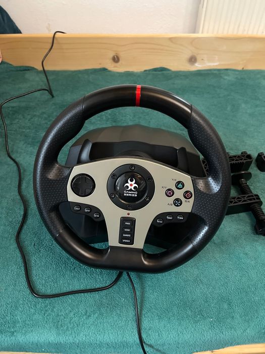 Volan gaming cu schimbător și pedale doar probat