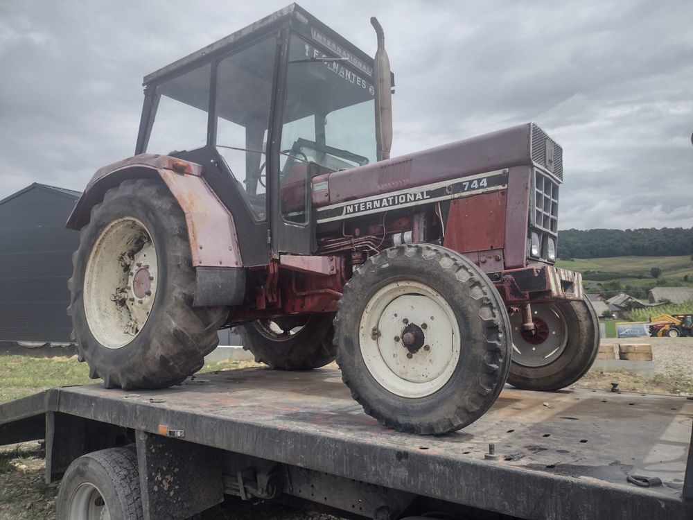 Dezmembrez Tractor Internațional 744