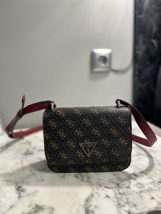 Оригинална кафява чанта  GUESS