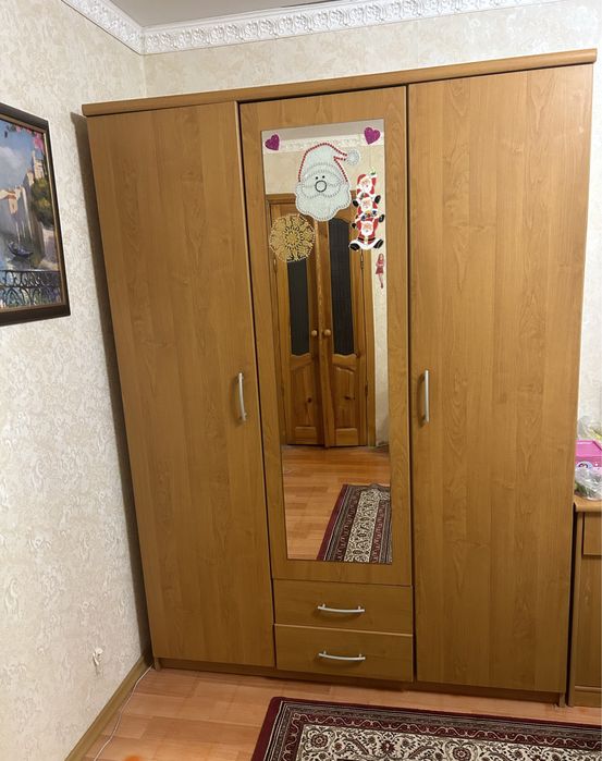 Продам шкаф с зеркалом