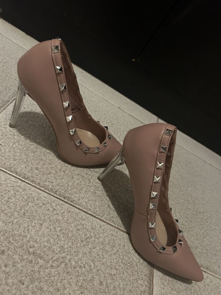 Дамски елегантни розови затворени обувки токчета