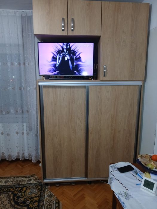 Vând dulap cu uși culisante