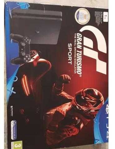 Конзола PS4 с 2 джойстика и игра Gran Turismo