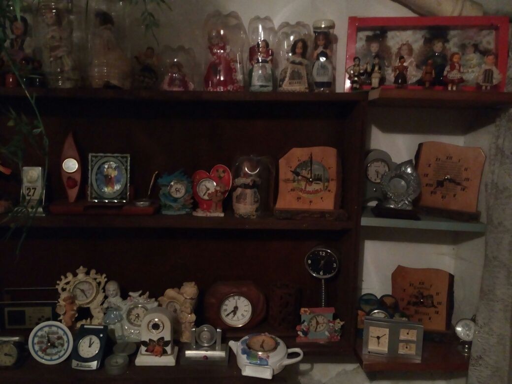 Diverse obiecte vechi papusi ceasuri