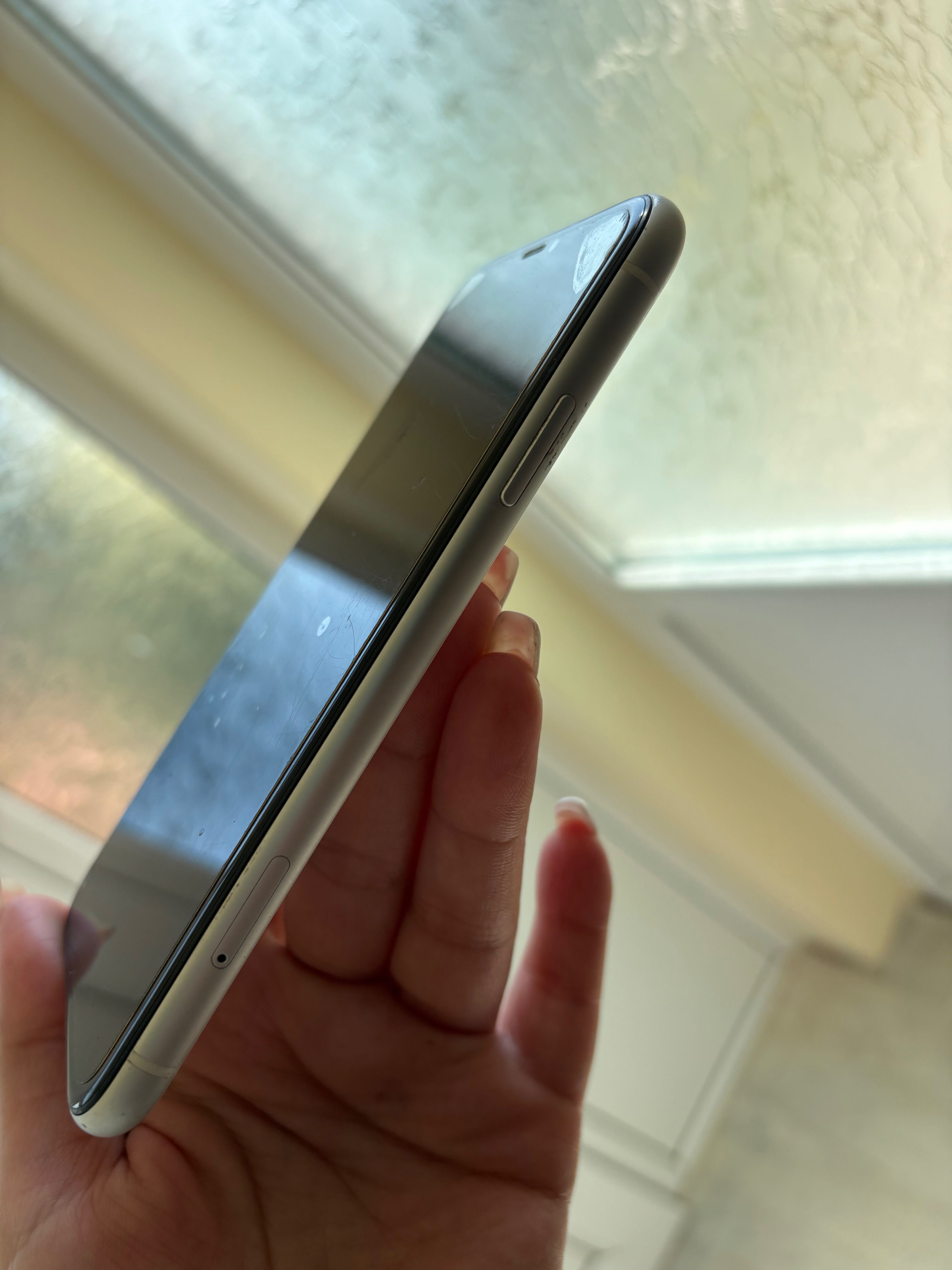 Apple iphone XR,64GB ,бял