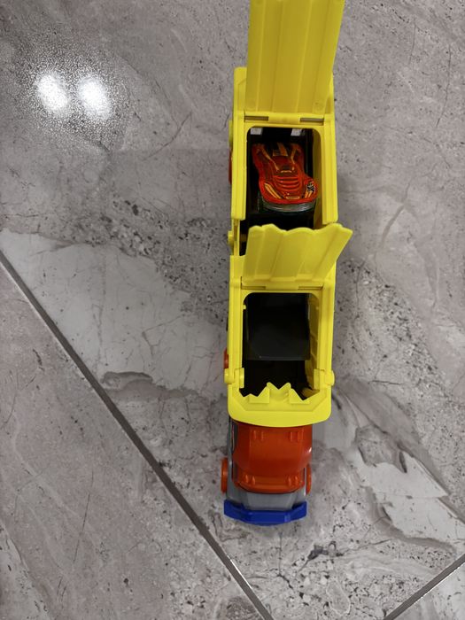 Детско камионче с колича Hot Wheels