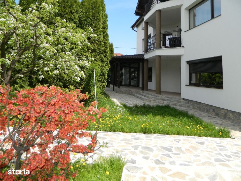 vand ap 4 camere in vila cu teren propriu 233 mp