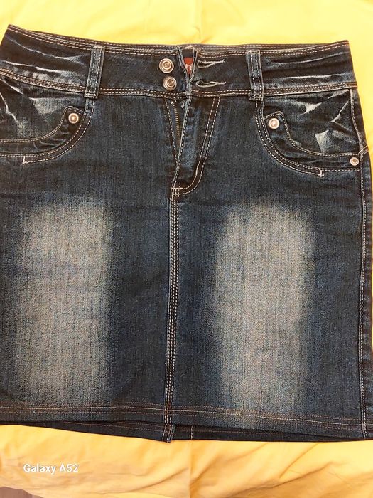 Fustă de blugi scurtă.