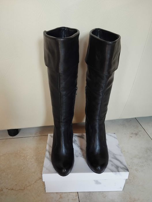 Елегантни ботуши от естествена кожа.