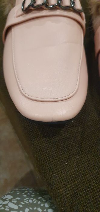 Нови модерни обувки