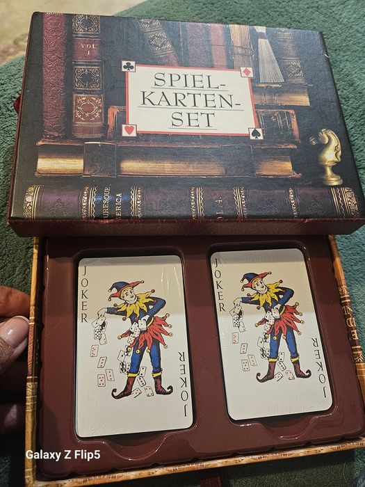 Cărți de joc în cutie elegantă
