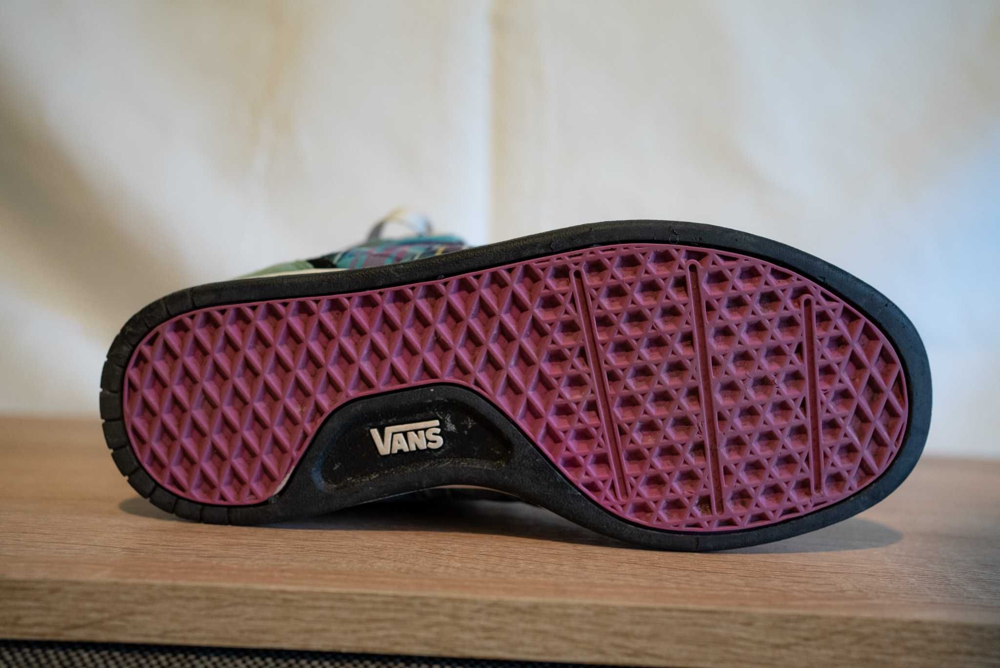 Vând Sneakers VANS, nr.39 (25cm interior), piele naturală