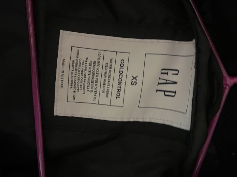 Продавам черно яке GAP