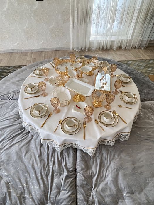 Круглый стол с посудой в аренду