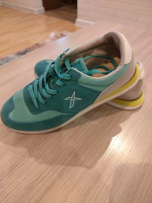 Кроссовки женские