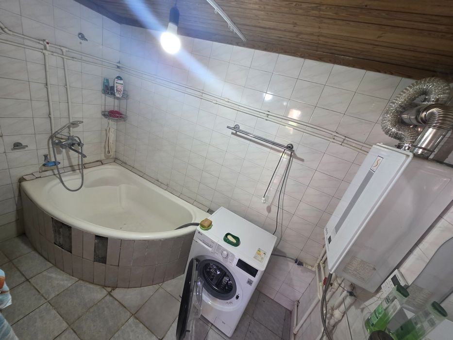 Кибрай Уймовут маҳалласида 8 хона 7 сотихли уй сотилади.