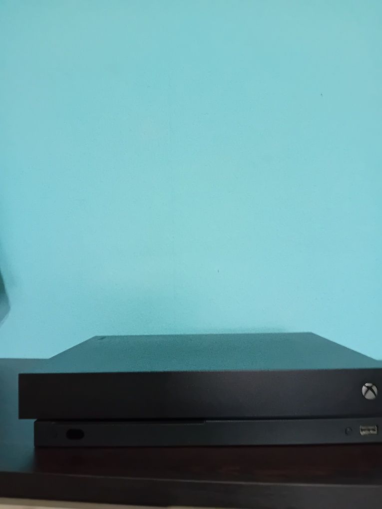 Xbox One X конзола и 6 броя игри