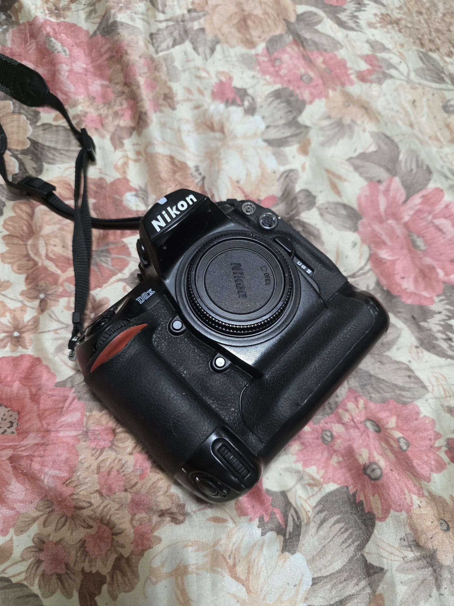 Продаётся фотоаппарат Nikon D2X