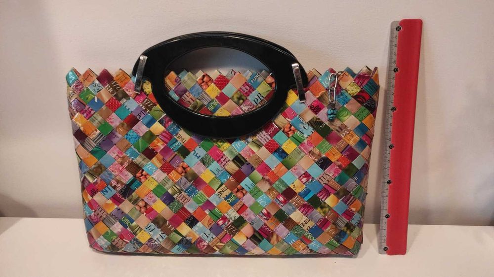 Plic/Geanta din reviste lucrata manual.