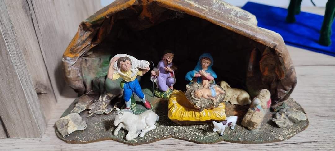 Scenă decorativă a Nașterii Domnului, cu figurine