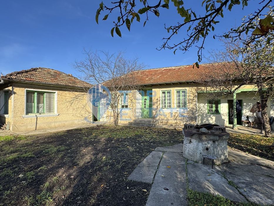 Къща с кладенец и стопанска постройка в село Ресен, област Велико Тър