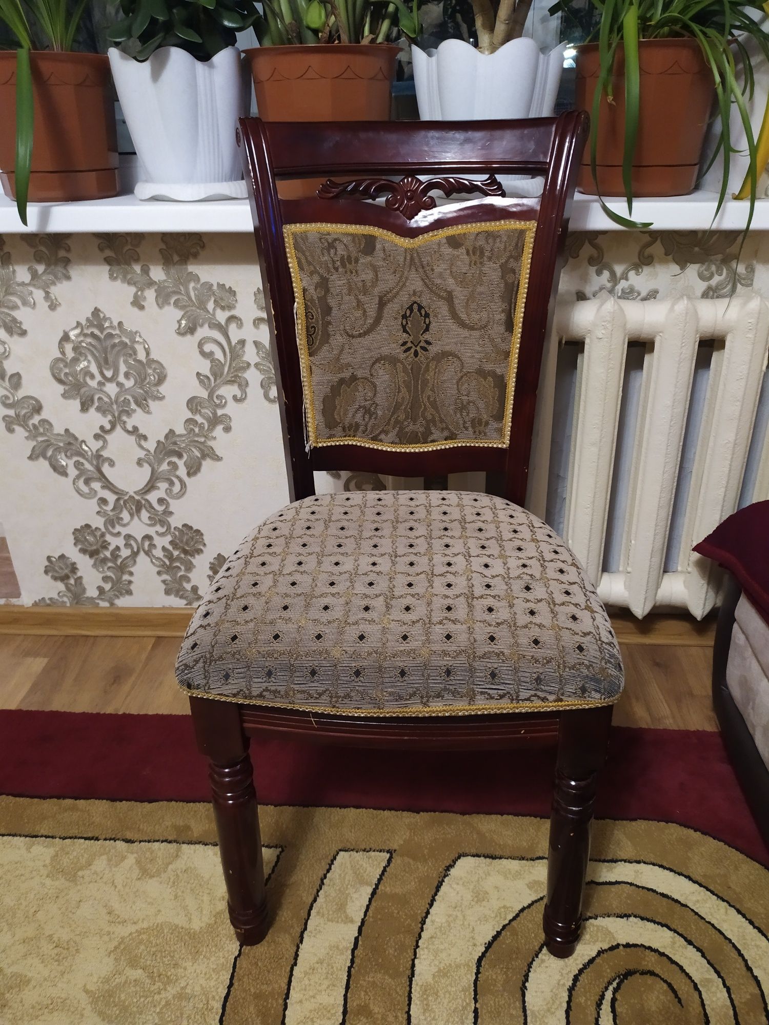 Стол со стулья для гостиной