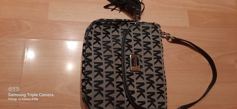 Geanta dama MICHAEL KORS...purtata odata 250..neg