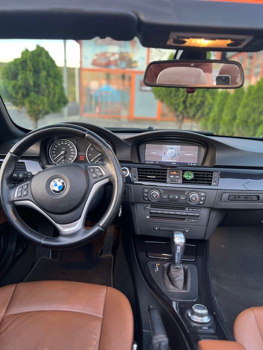 BMW 320i Cabrio.