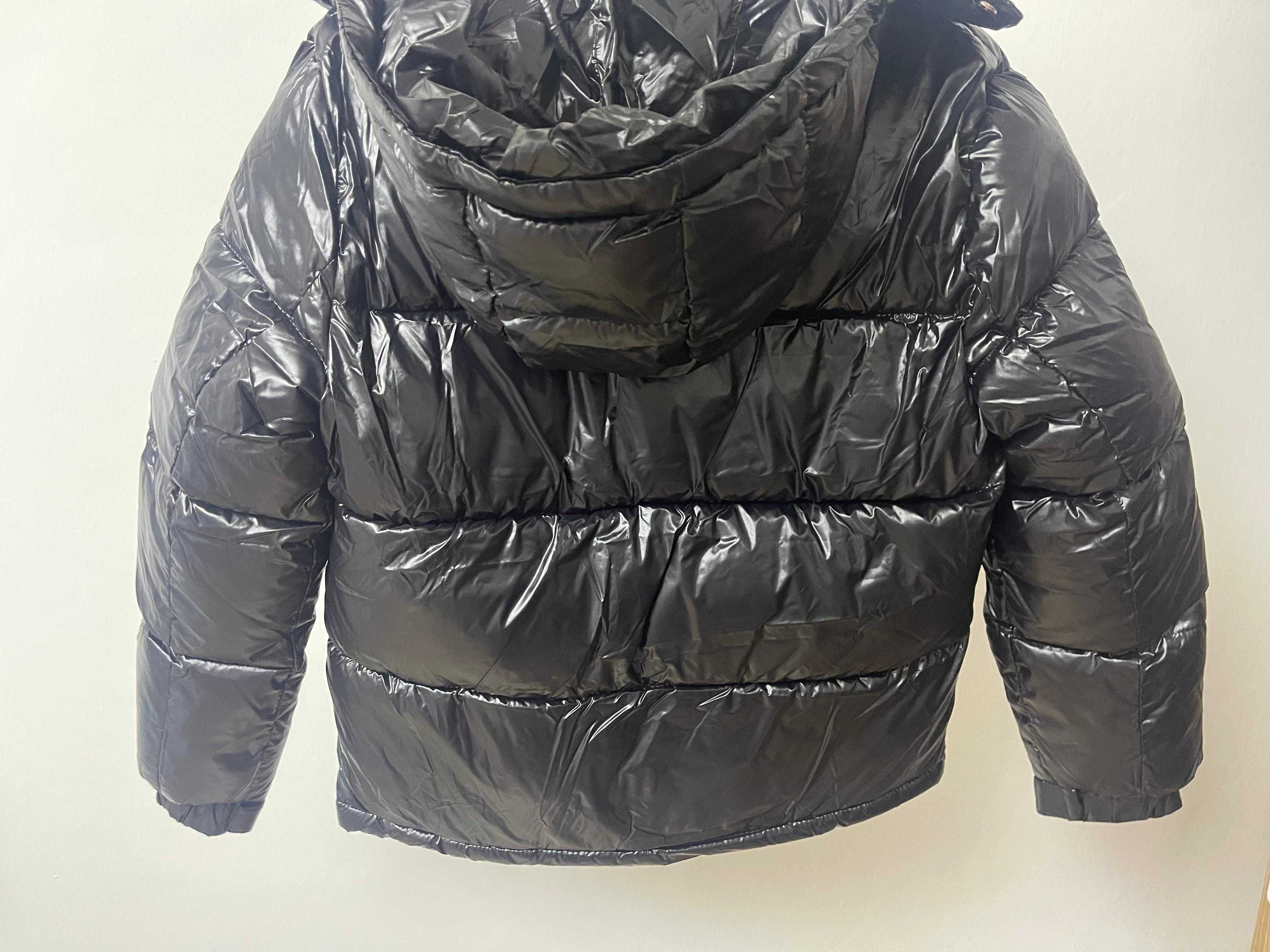 Vand geaca Moncler.