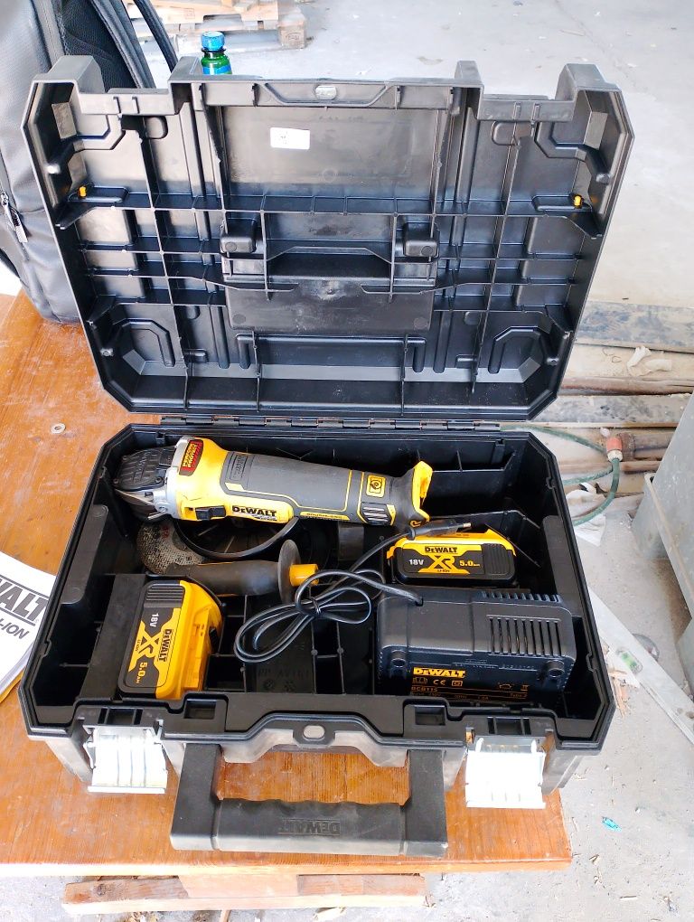 Продавам Флекс На Батерий DeWalt.