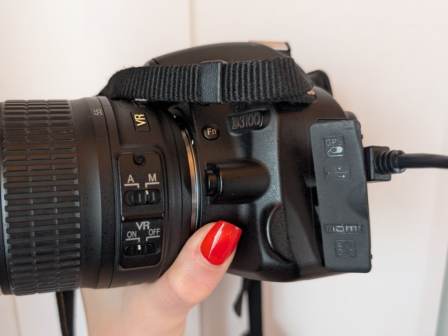 Kit Nikon D3100 + obiectiv Nikkor 18-55mm + geantă Manfrotto