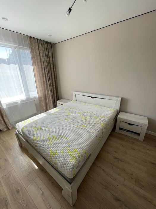 Кровать с матрасом и тумбочки