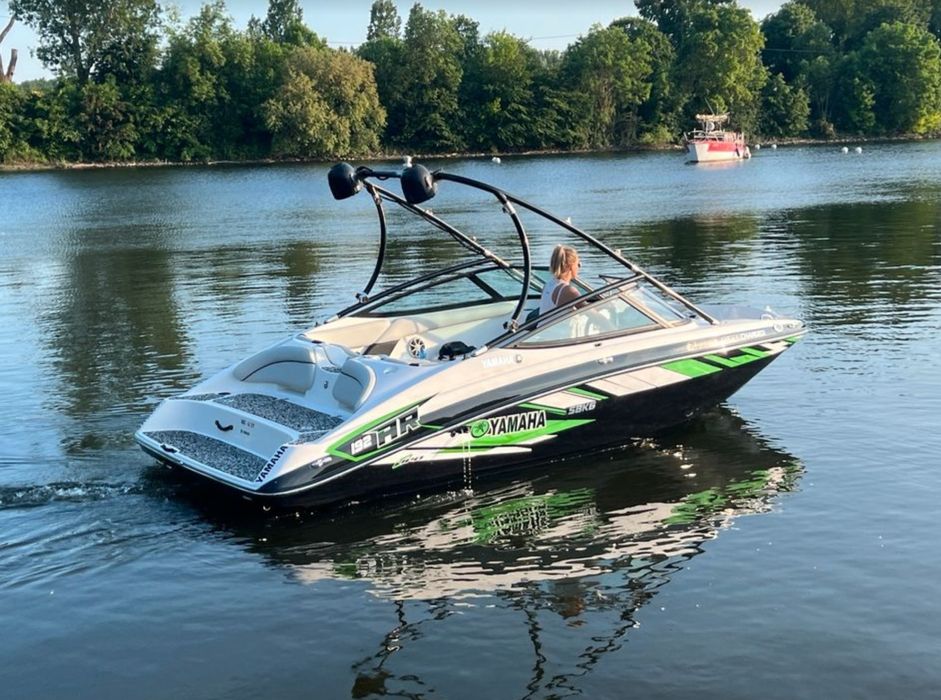 Ambarcatiune superba Yamaha AR192