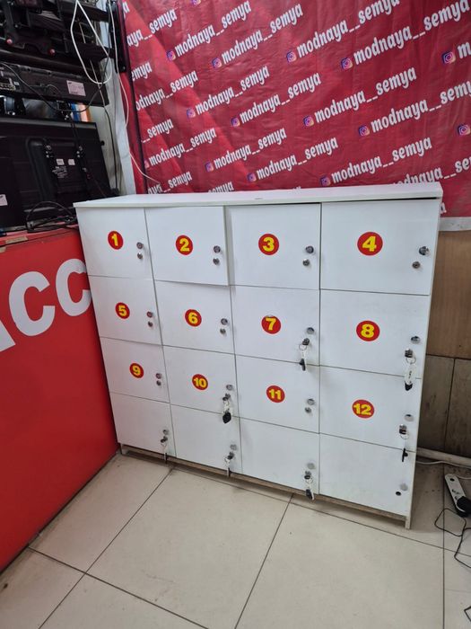 камера хранения у входа в магазин