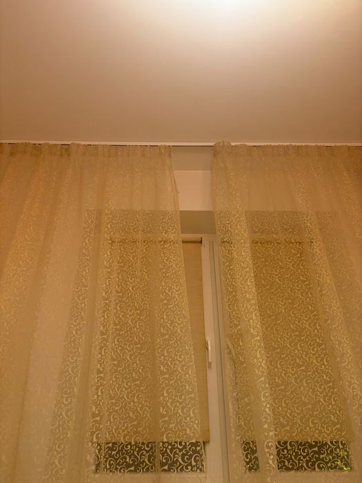 Perdea aurie transparentă