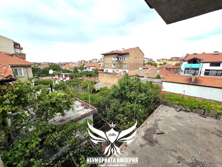 Продавам четириетажна къща РЗП 324кв с 276кв двор гр.Асеновград Изток