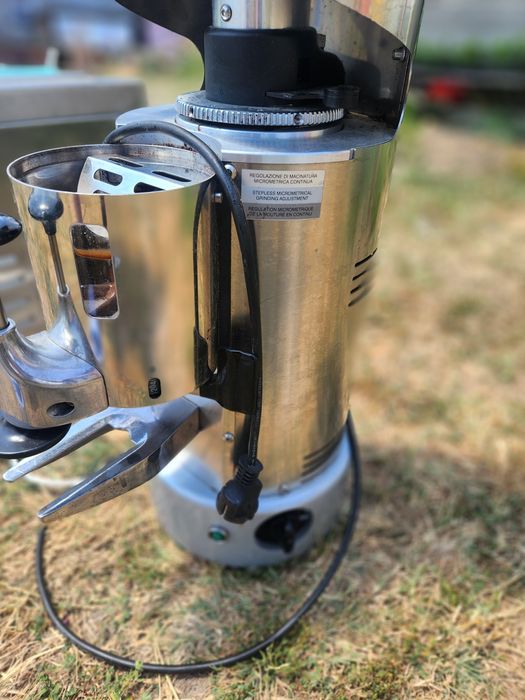 Rasnita cafea profesionala și masina de făcut frisca