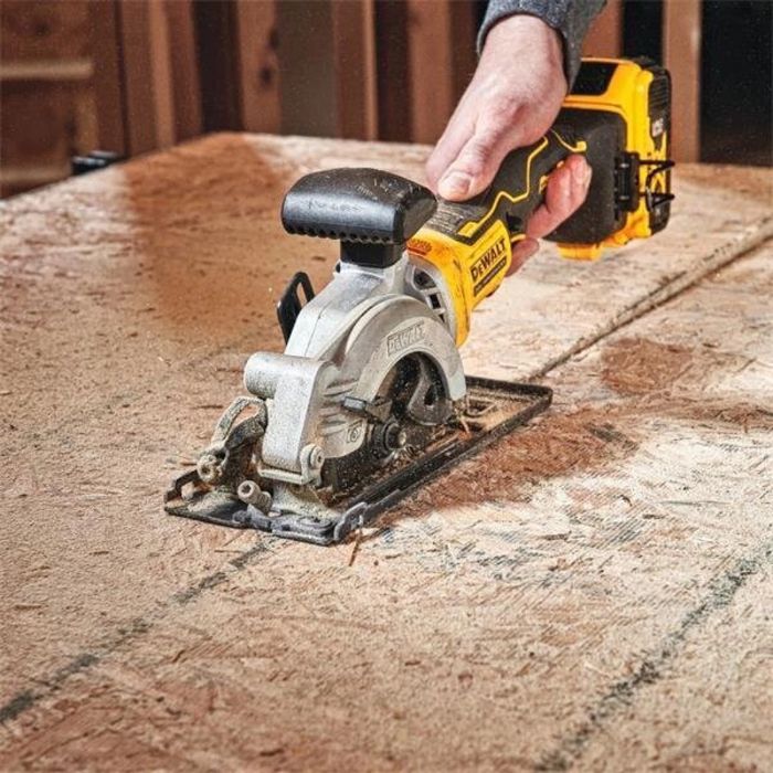 DEWALT DCS571N Акумулаторен циркуляр без батерии и зарядно устройство