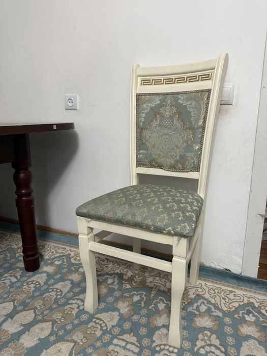 Стол со стульями