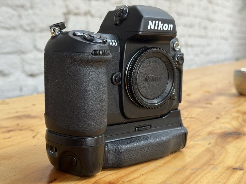 Camera film Nikon F100 Mint+++ cu grip