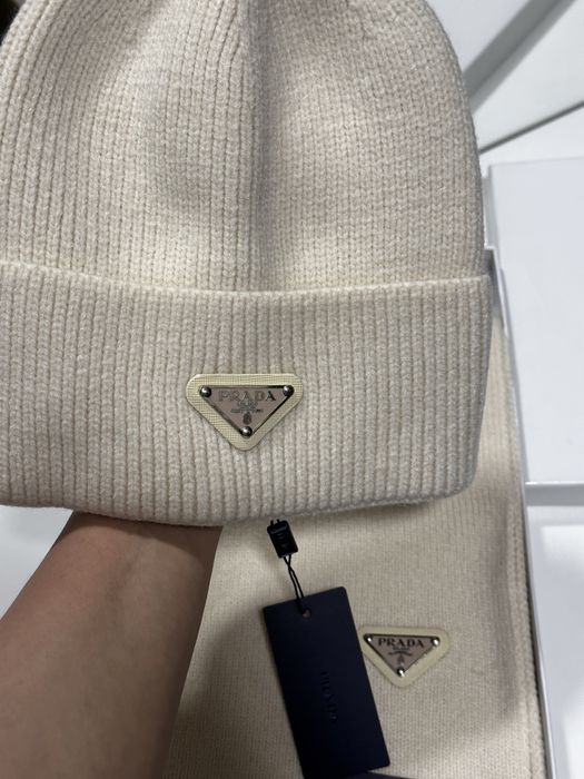 Шапка и шарф Prada
